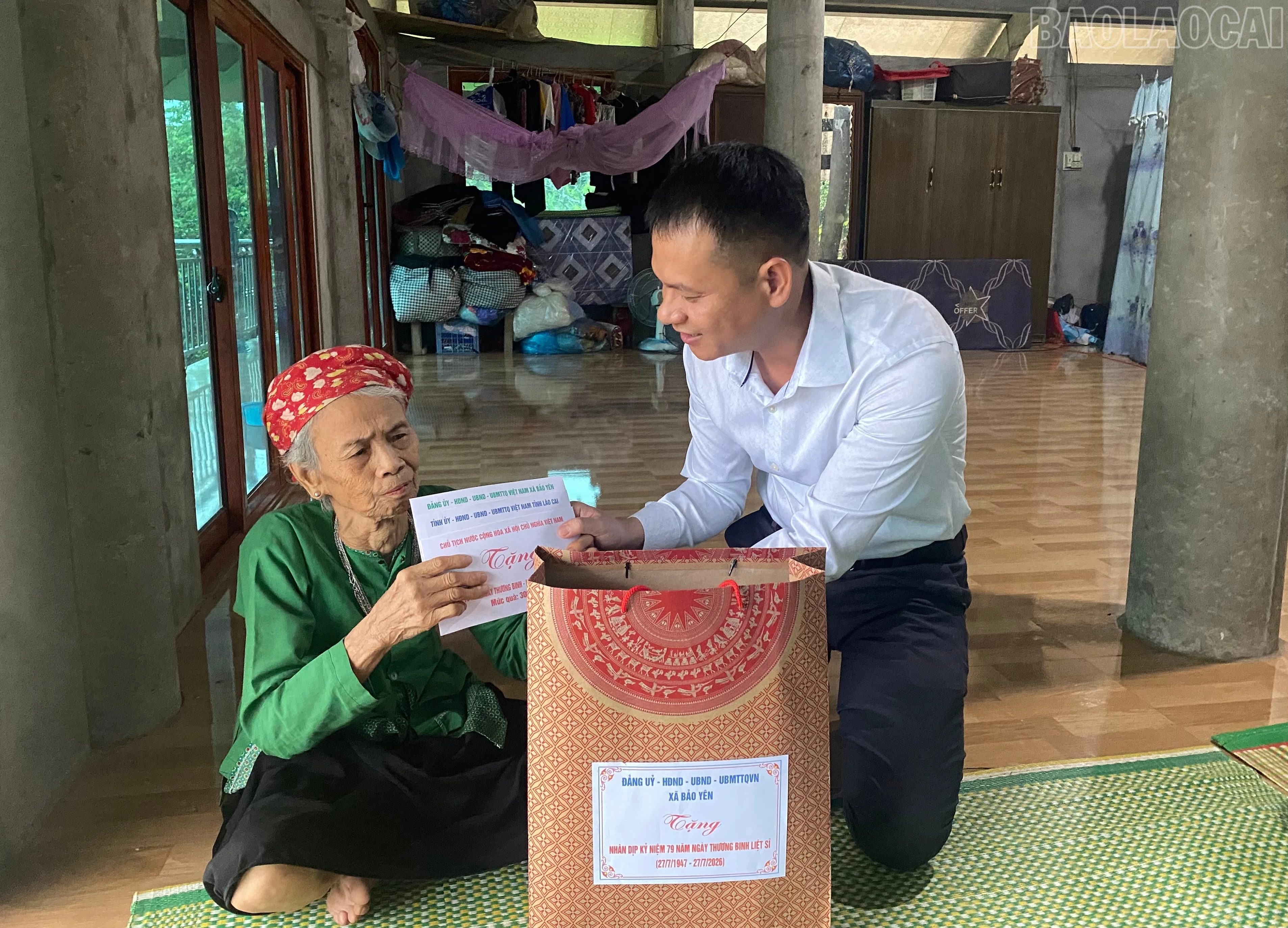 baolaocai-tr_dc-chi-trinh-tien-duat-pho-chu-tich-ubnd-xa-tham-tang-qua-cac-gi-dinh-nguoi-co-cong-tren-dia-ban-1.jpg