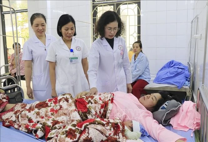 Với sự tận tâm, bác sĩ chuyên khoa II, Vũ Thị Châu Loan, Giám đốc Trung tâm Y tế khu vực Trấn Yên luôn được bệnh nhân quý mến.