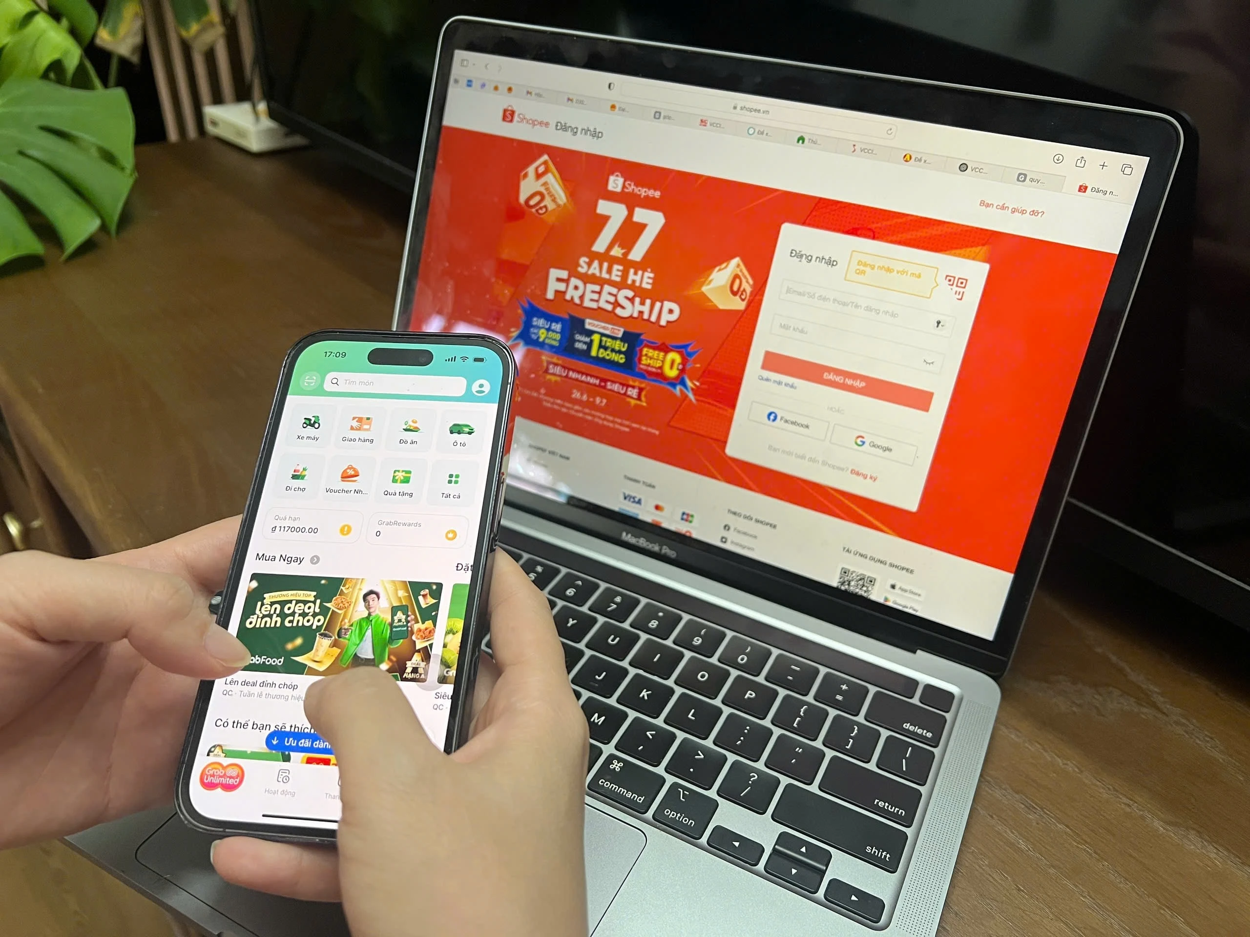 Thương mại điện tử đang trở thành động lực quan trọng của thị trường bán lẻ .