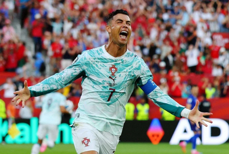 C.Ronaldo là cầu thủ lớn tuổi nhất ra sân và ghi bàn ở vòng knock-out World Cup (Ảnh: Getty).