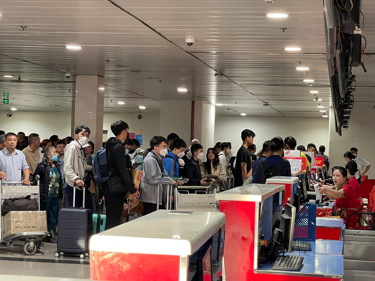 Hành khách chờ làm thủ tục tại sân bay Tân Sơn Nhất.
