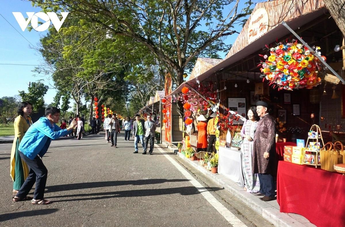 Người dân và du khách vui Tết tại Huế.