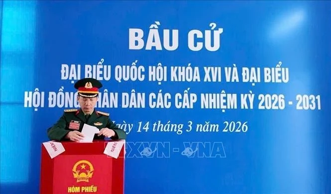 Quân và nhân dân đảo tiền tiêu Bạch Long Vĩ (Hải Phòng) bầu cử sớm.