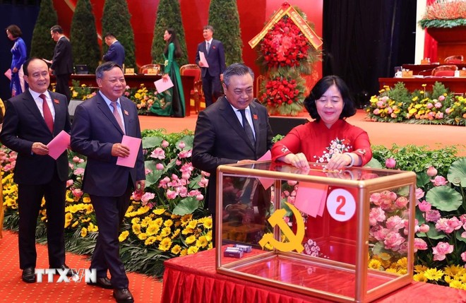 Đại biểu bỏ phiếu bầu Ban Chấp hành Đảng bộ Thành phố Hà Nội khóa XVIII, nhiệm kỳ 2025-2030.