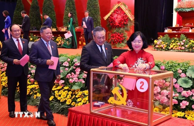 Đại biểu bỏ phiếu bầu Ban Chấp hành Đảng bộ Thành phố Hà Nội khóa XVIII, nhiệm kỳ 2025-2030.