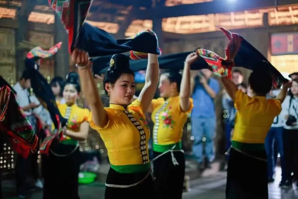Các cô gái Thái duyên dáng trong điệu múa Xòe. (Ảnh: TTXVN)