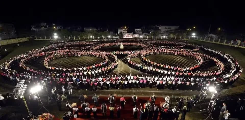 2013 diễn viên quần chúng trình diễn màn đại xòe cổ lớn nhất Việt Nam. (Ảnh: TTXVN)