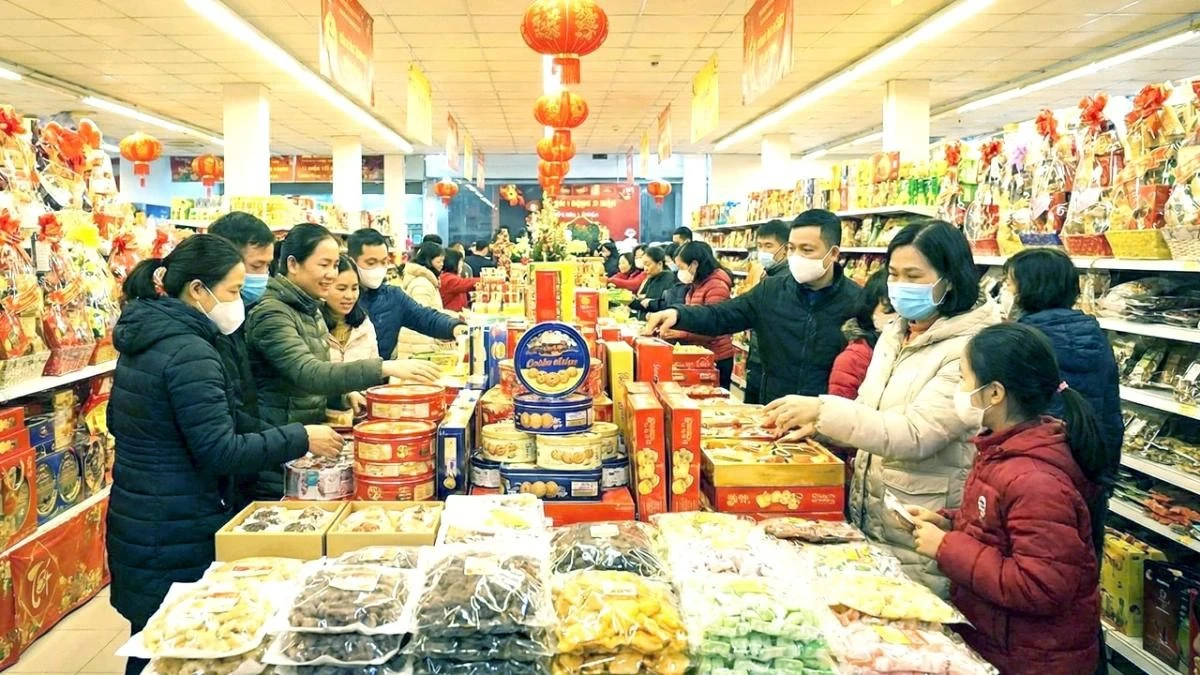 Hàng Việt “chiếm lĩnh” kệ Tết trong siêu thị.