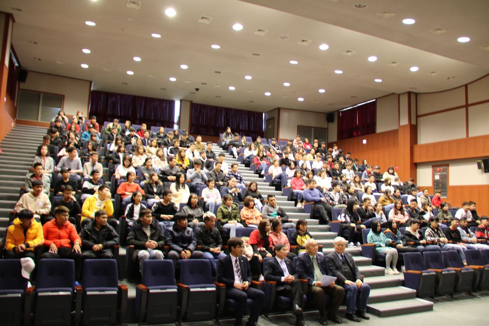 Học viên Việt Nam tại Đại học Incheon (Hàn Quốc).