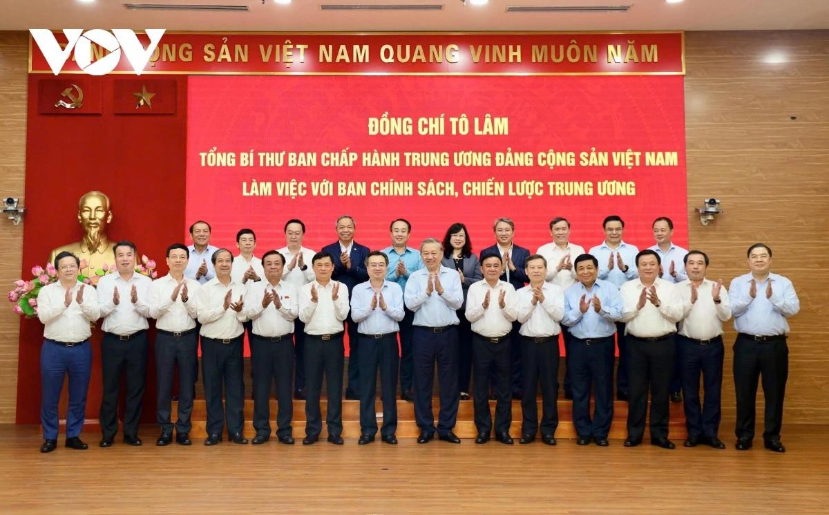Tổng Bí thư cùng các đại biểu chụp ảnh lưu niệm tại buổi làm việc.