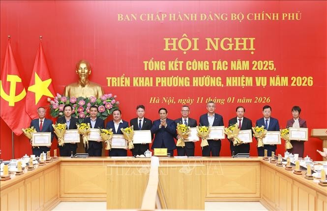Thủ tướng Phạm Minh Chính trao Bằng khen của Ban Chấp hành Đảng bộ Chính phủ cho các cá nhân có thành tích xuất sắc.