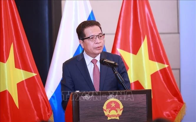 Đại sứ Việt Nam tại Liên bang Nga Đặng Minh Khôi báo cáo tình hình người Việt Nam tại Liên bang Nga.