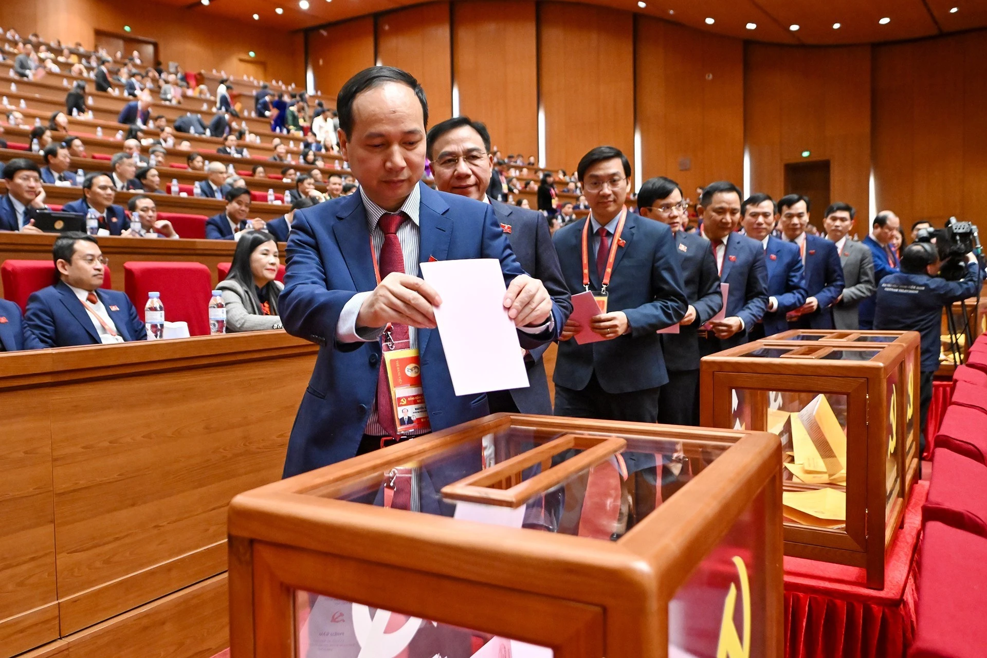 Các đại biểu bỏ phiếu bầu Ban Chấp hành Trung ương khóa XIV.