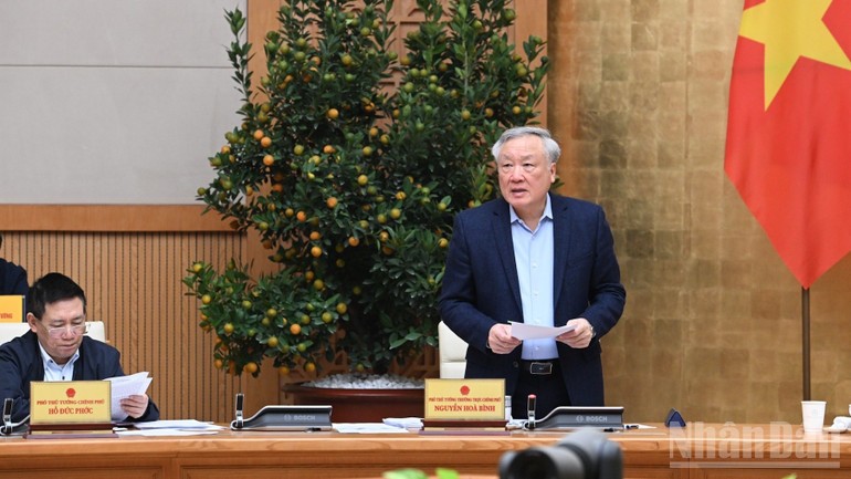 Phó Thủ tướng Thường trực Chính phủ Nguyễn Hòa Bình phát biểu ý kiến tại phiên họp.
