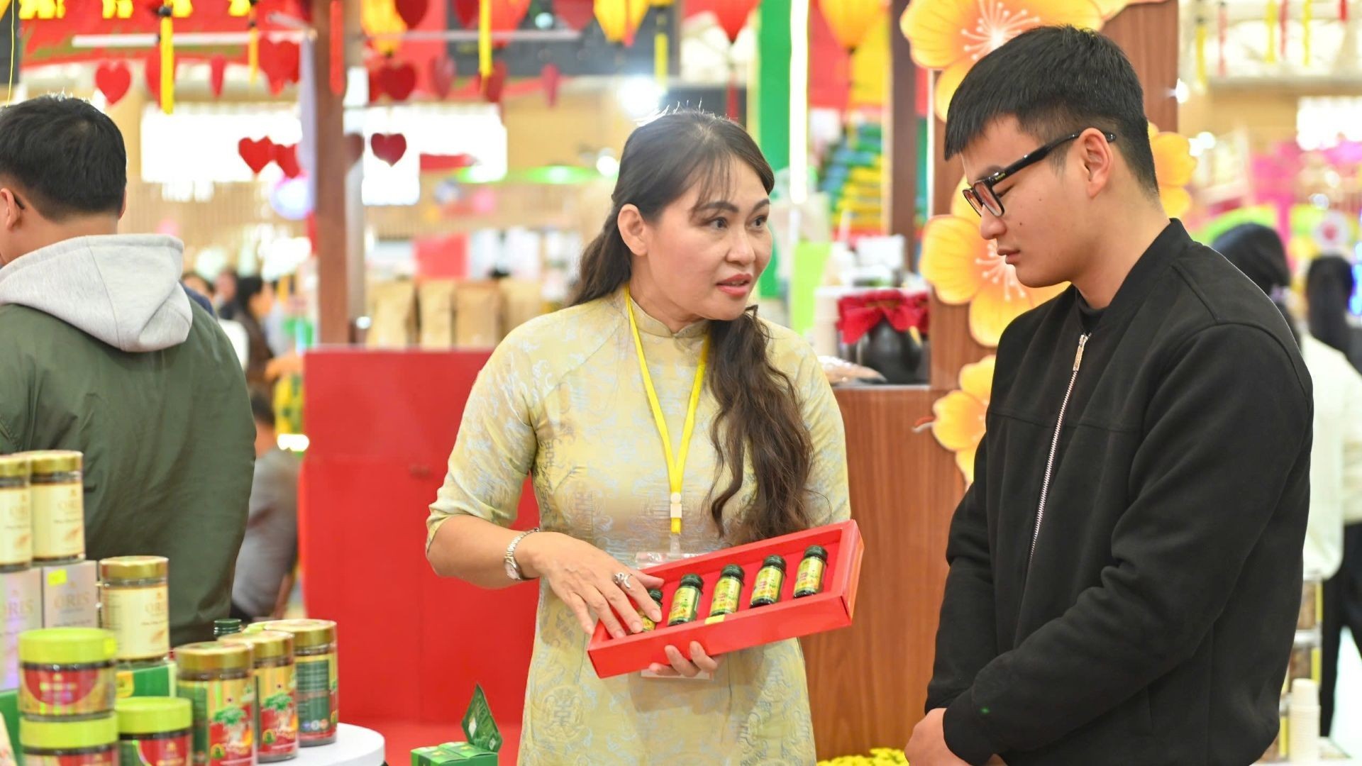 Hội chợ có bán cả các set quà Tết đa dạng.