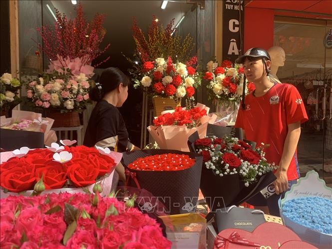 Bên cạnh dòng hoa tươi truyền thống phục vụ trang trí Tết, các cửa hàng cũng bày bán hoa hồng và nhiều loại hoa sáp thơm, sáp nhũ, hoa kẽm nhung để phục vụ cho các cặp đôi làm quà Valentine.