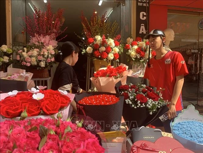 Bên cạnh dòng hoa tươi truyền thống phục vụ trang trí Tết, các cửa hàng cũng bày bán hoa hồng và nhiều loại hoa sáp thơm, sáp nhũ, hoa kẽm nhung để phục vụ cho các cặp đôi làm quà Valentine.
