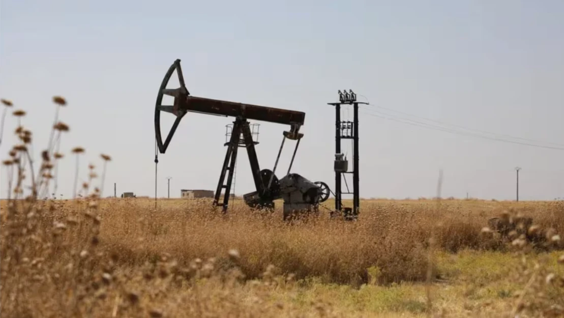 Giá dầu thô giảm 5%. (Ảnh: Reuters)