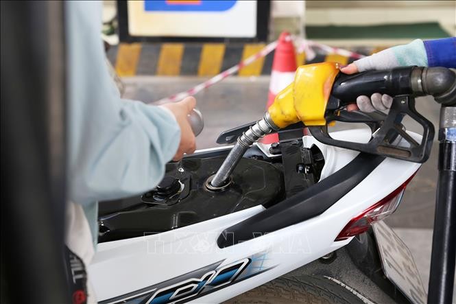 Mua, bán xăng tại điểm kinh doanh xăng dầu Petrolimex trên đường Trần Hưng Đạo, Hà Nội.