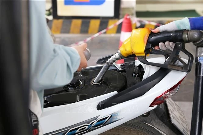 Mua, bán xăng tại điểm kinh doanh xăng dầu Petrolimex trên đường Trần Hưng Đạo, Hà Nội.