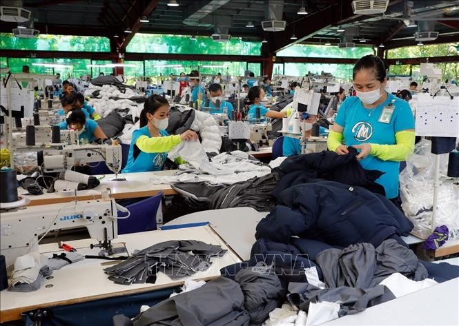 May hàng xuất khẩu tại Công ty TNHH May Maxport, xã Tân Thuận, tỉnh Hưng Yên.