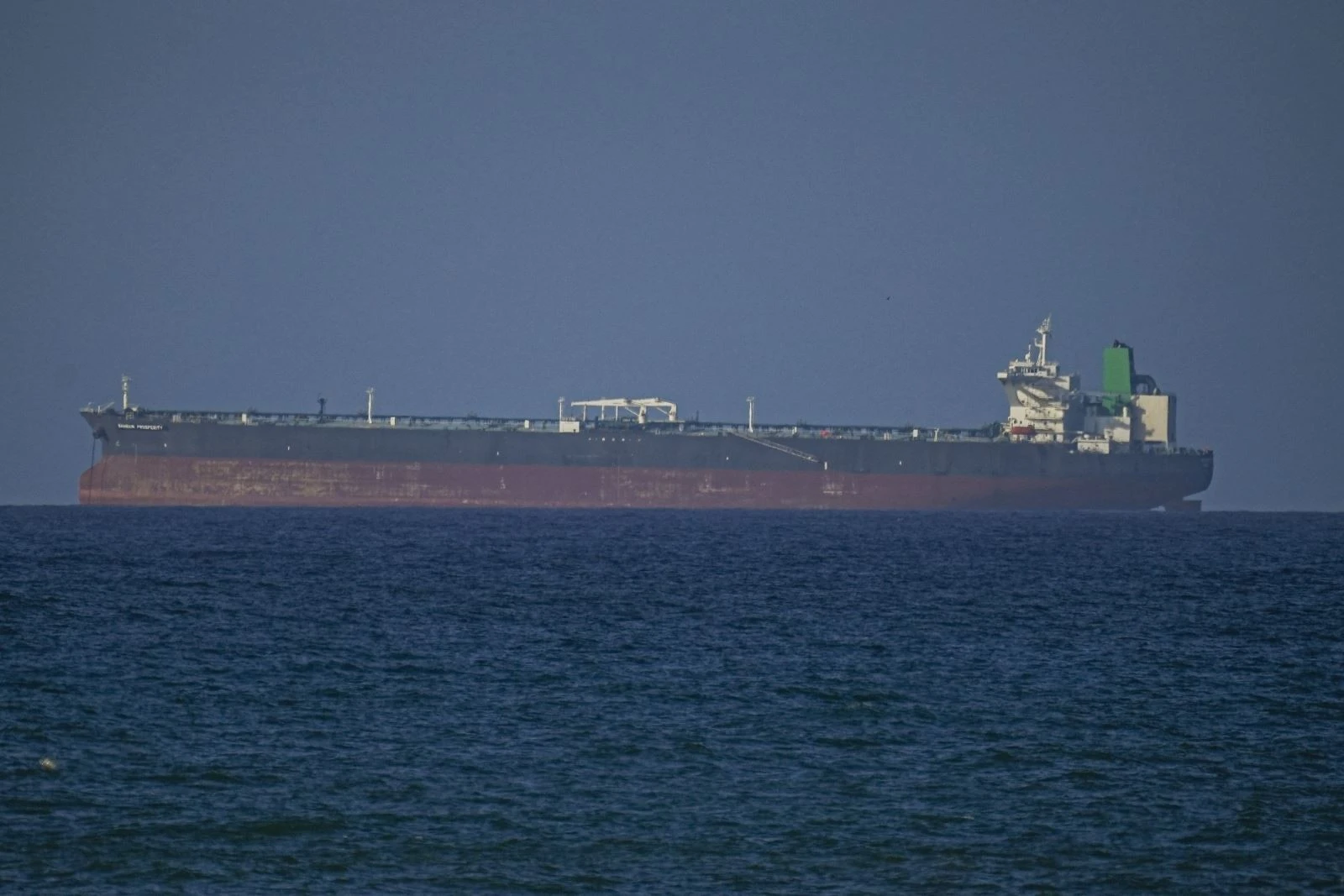 Con tàu di chuyển qua eo biển Hormuz.