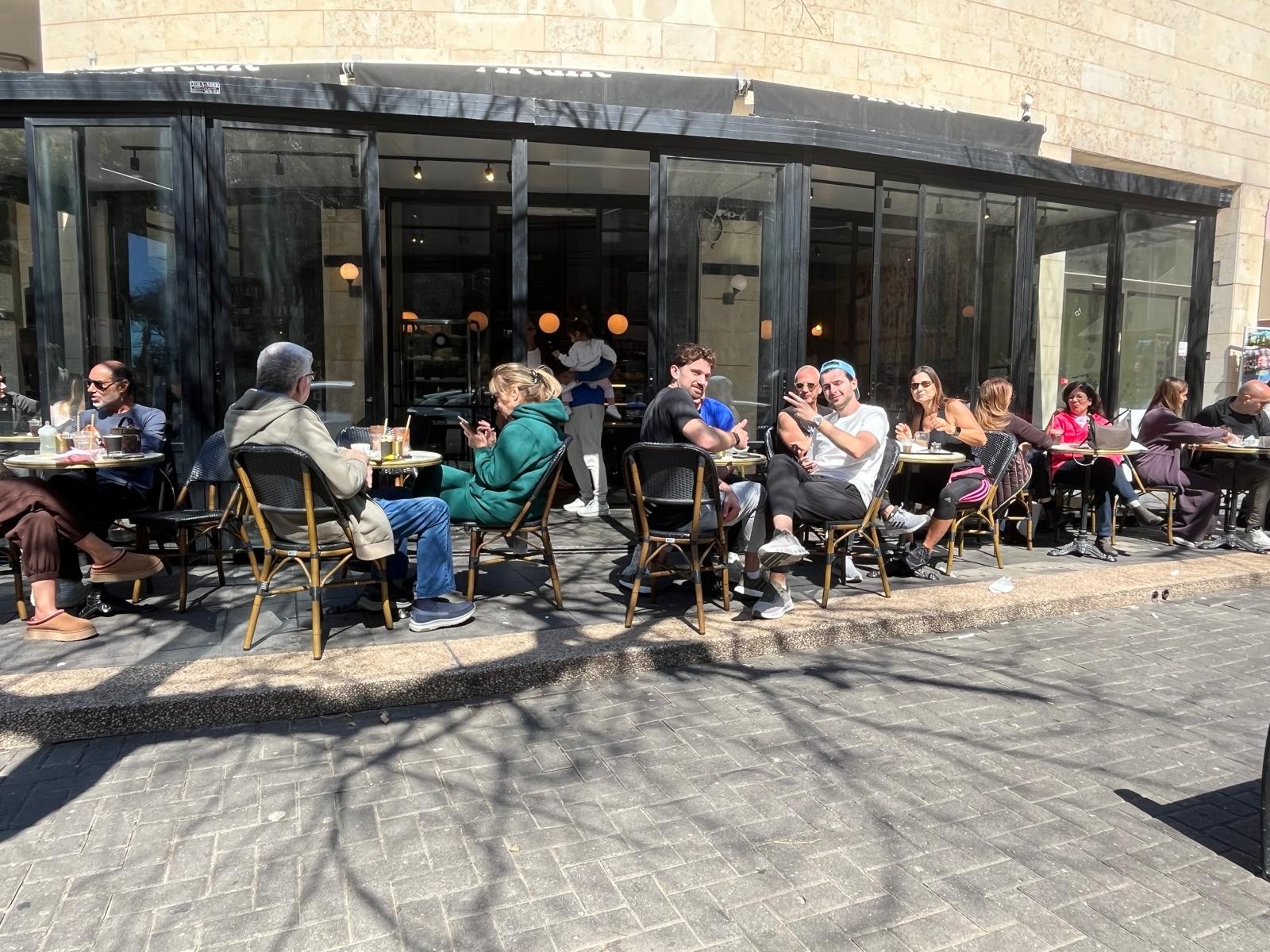 Quán cà phê tại phố Rodenski ở Tel Aviv vẫn đông khách trong những ngày chiến tranh.