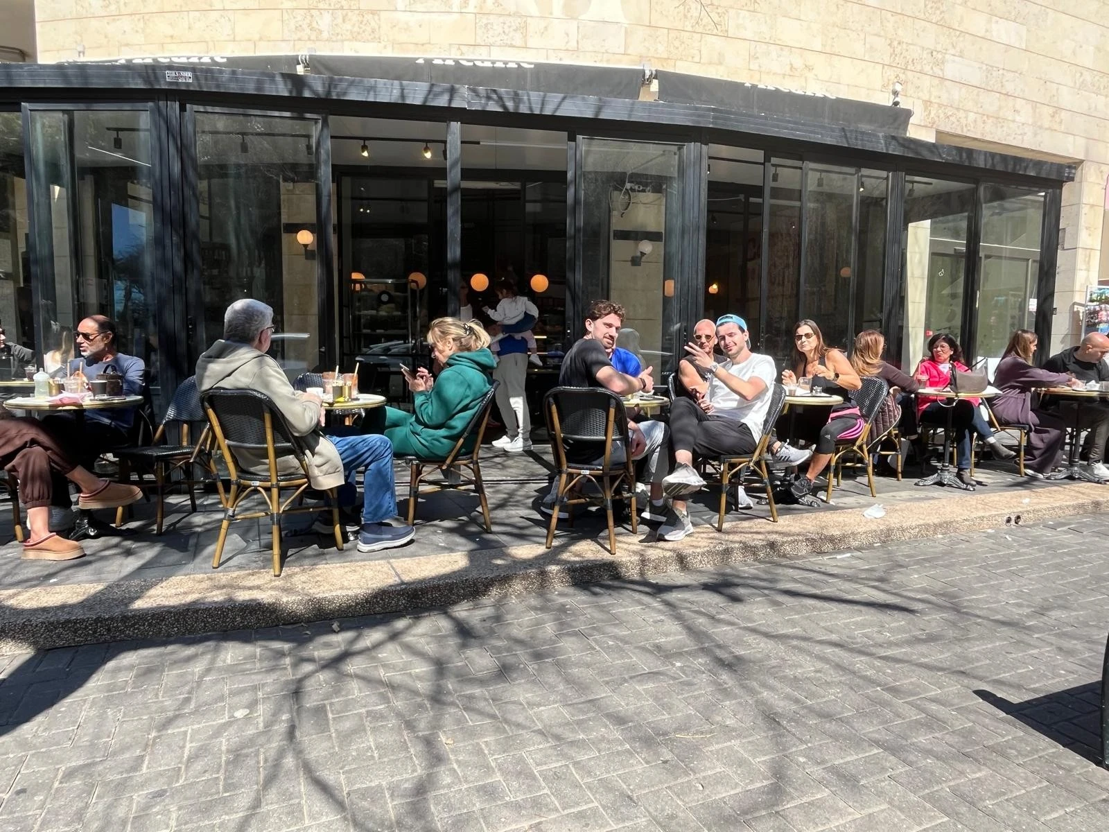 Quán cà phê tại phố Rodenski ở Tel Aviv vẫn đông khách trong những ngày chiến tranh.