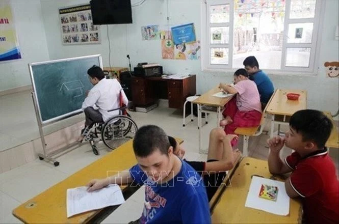 Lớp học vẽ của các nạn nhân chất độc da cam/dioxin tại Trung tâm bảo trợ nạn nhân chất độc da cam và Trẻ em bất hạnh Đà Nẵng. Ảnh: Trần Lê Lâm/TTXVN