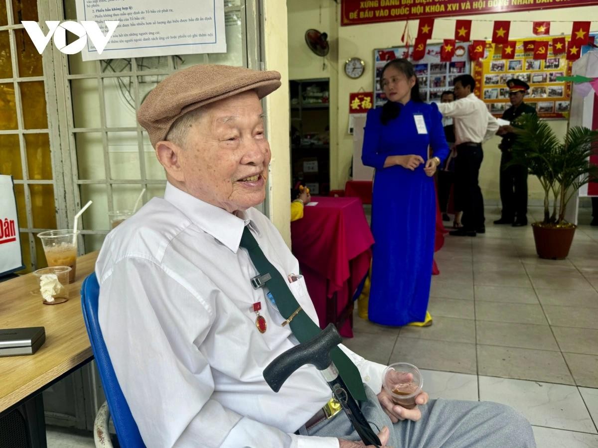 Ông Nguyễn Văn Tàu chia sẻ cảm xúc với các cử tri khác.