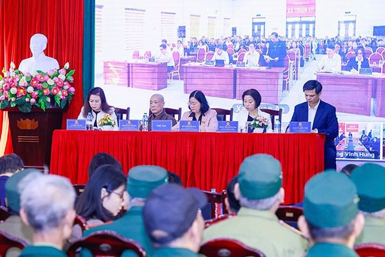 Bà Bùi Thị Minh Hoài tại cuộc tiếp xúc cử tri ngày 19/12/2025.