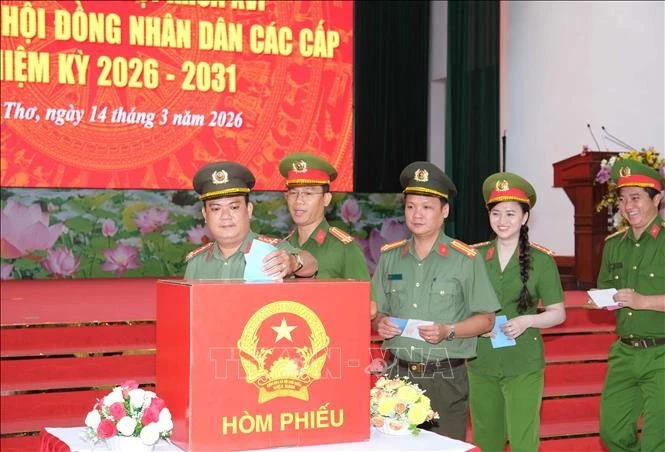 Cử tri Công an thành phố Cần Thơ bỏ phiếu tại Tổ bầu cử số 23, phường Cái Khế.