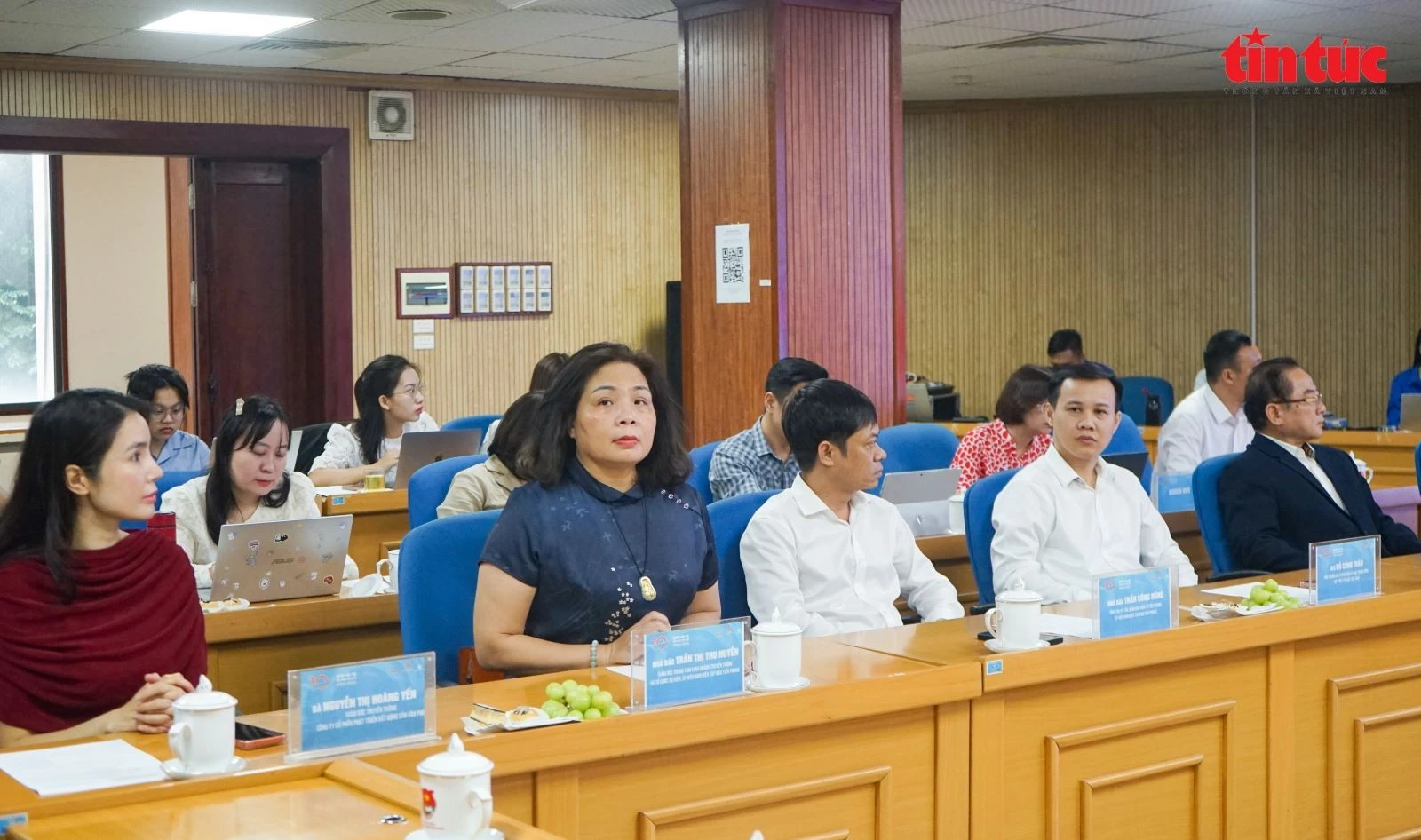 Các đại biểu tham dự họp báo.