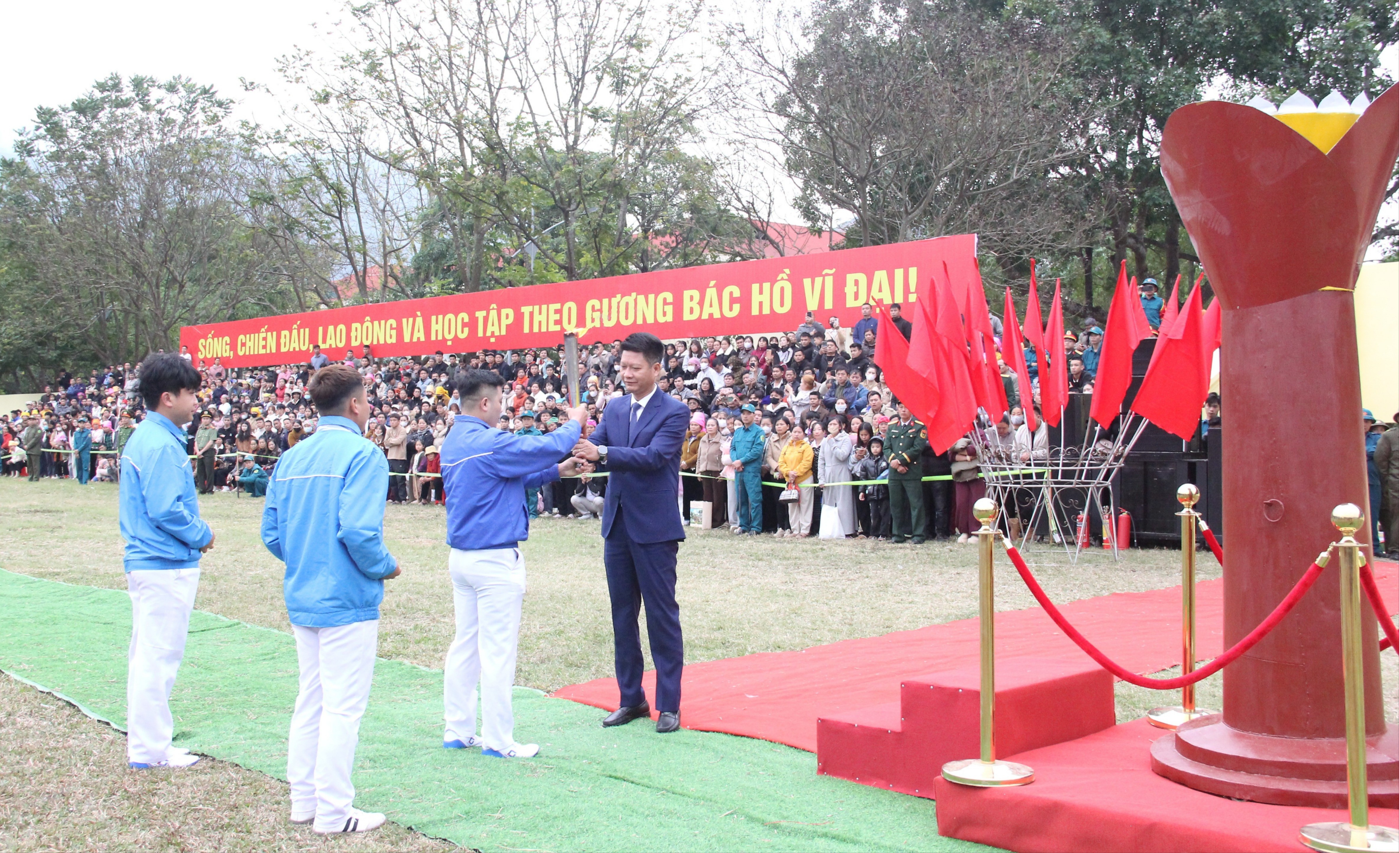 Đồng chí Nguyễn Thế Phước thắp ngọn lửa truyền thống.