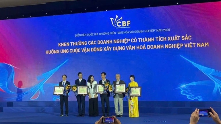 Khen thưởng các doanh nghiệp có thành tích xuất sắc hưởng ứng Cuộc vận động Xây dựng Văn hóa doanh nghiệp Việt Nam.