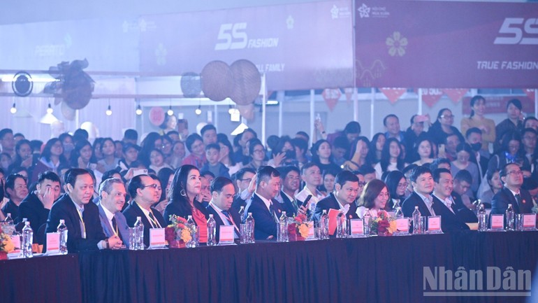 Các đại biểu tham dự lễ bế mạc.