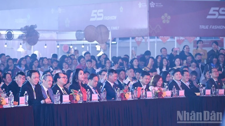 Các đại biểu tham dự lễ bế mạc.