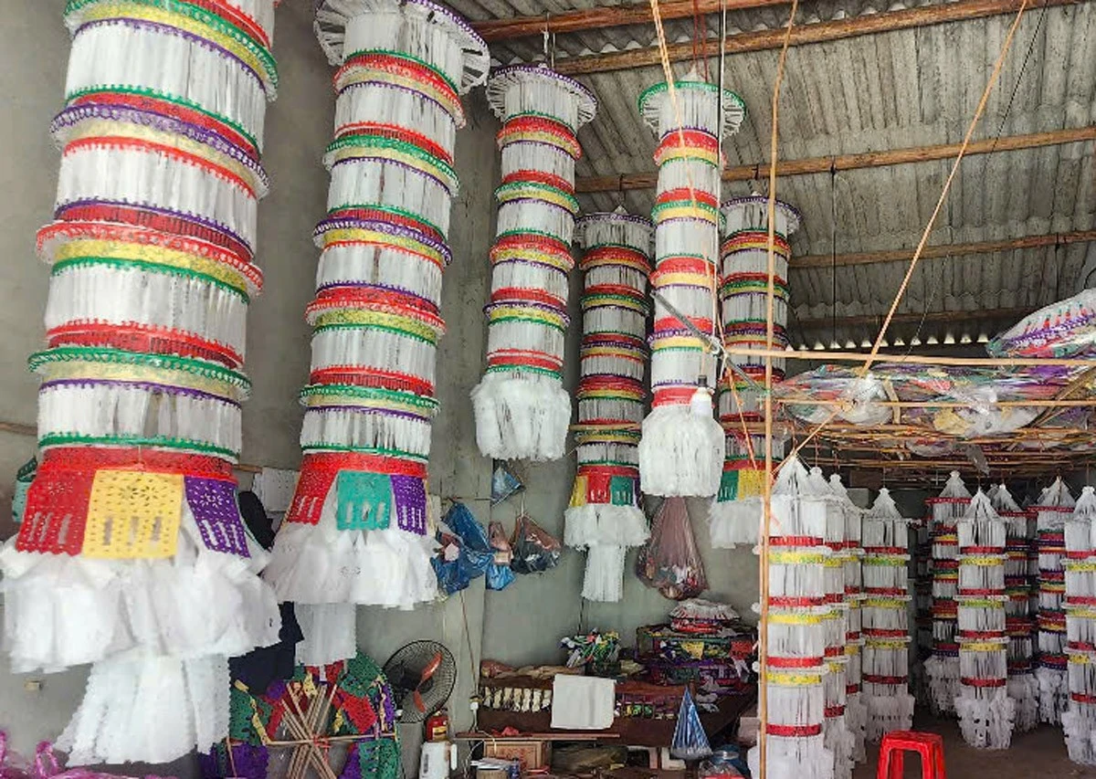 Tranh cắt giấy - Chàng slaw là sản phẩm thủ công truyền thống mang nhiều ý nghĩa văn hóa, tín ngưỡng. (Trong ảnh là những cây tiền đã được các nghệ nhân hoàn thiện)