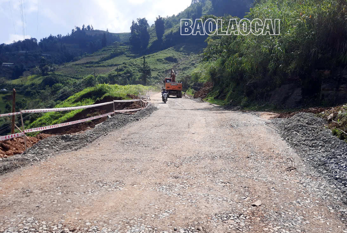 Điểm sạt lở tại Km4, Quốc lộ 4E (Bắc Hà đi Lùng Phình) đã thông xe. Q1.jpg