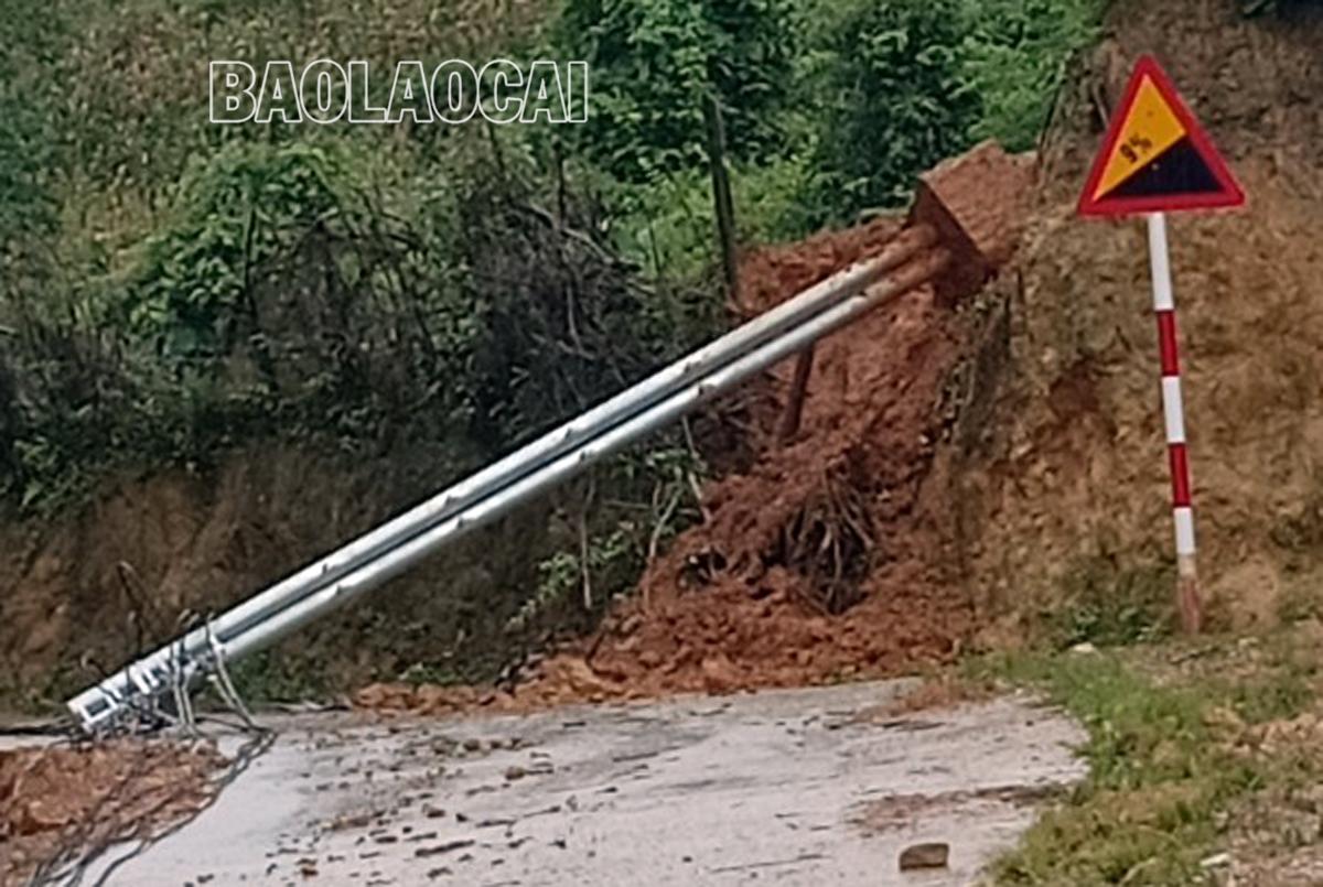 Một cột cáp quang viễn thông ở huyện Mường Khương bị đổ do mưa lũ. B3.jpg