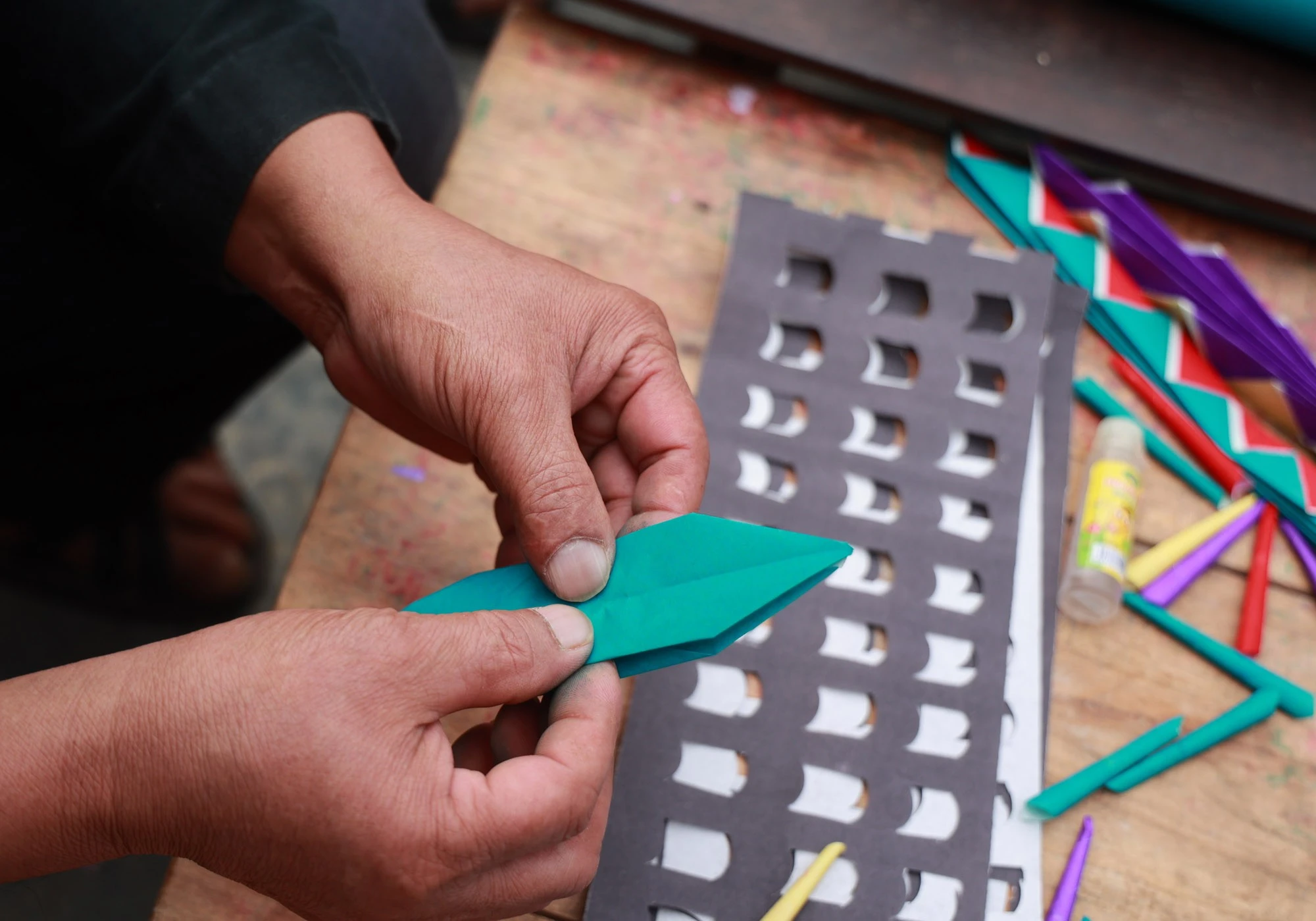 Những hoa văn trang trí trên các sản phẩm rất đa dạng như nhà cửa, làng bản, chim muông, thú rừng và những vật nuôi trong nhà.