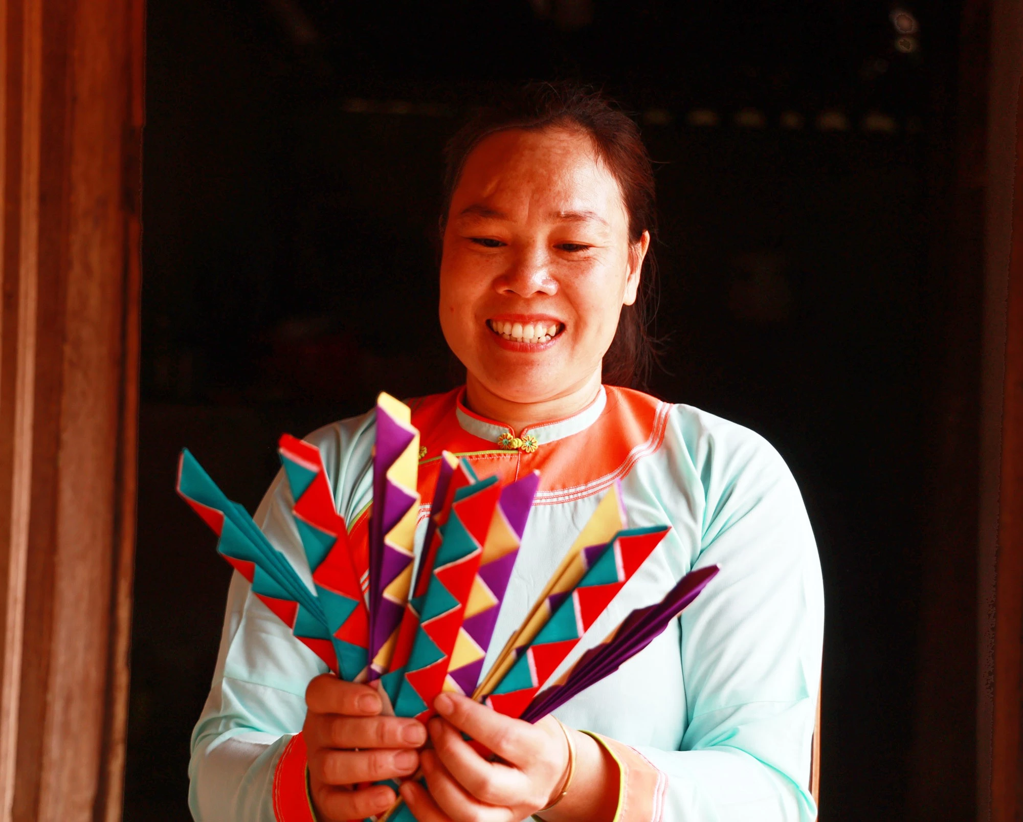  Gấp hoa văn bằng giấy màu để trang trí cho nhà táng.