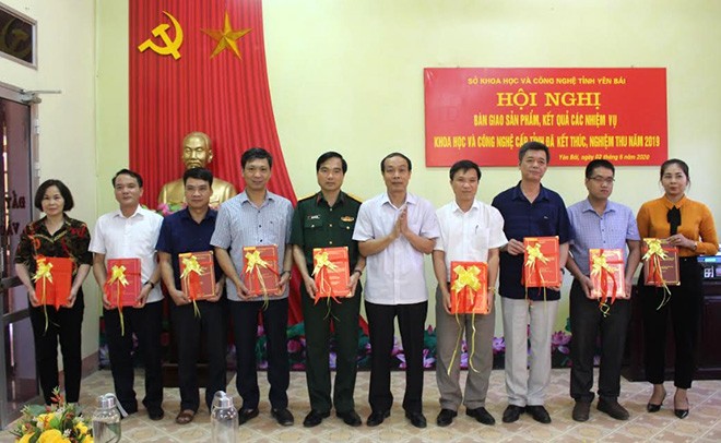 Điểm những sự kiện nổi bật tỉnh Yên Bái tuần qua (1-7/6) ảnh 6 Lãnh đạo Sở Khoa học và Công nghệ bàn giao sản phẩm, kết quả các nhiệm vụ khoa học cho các đơn vị.