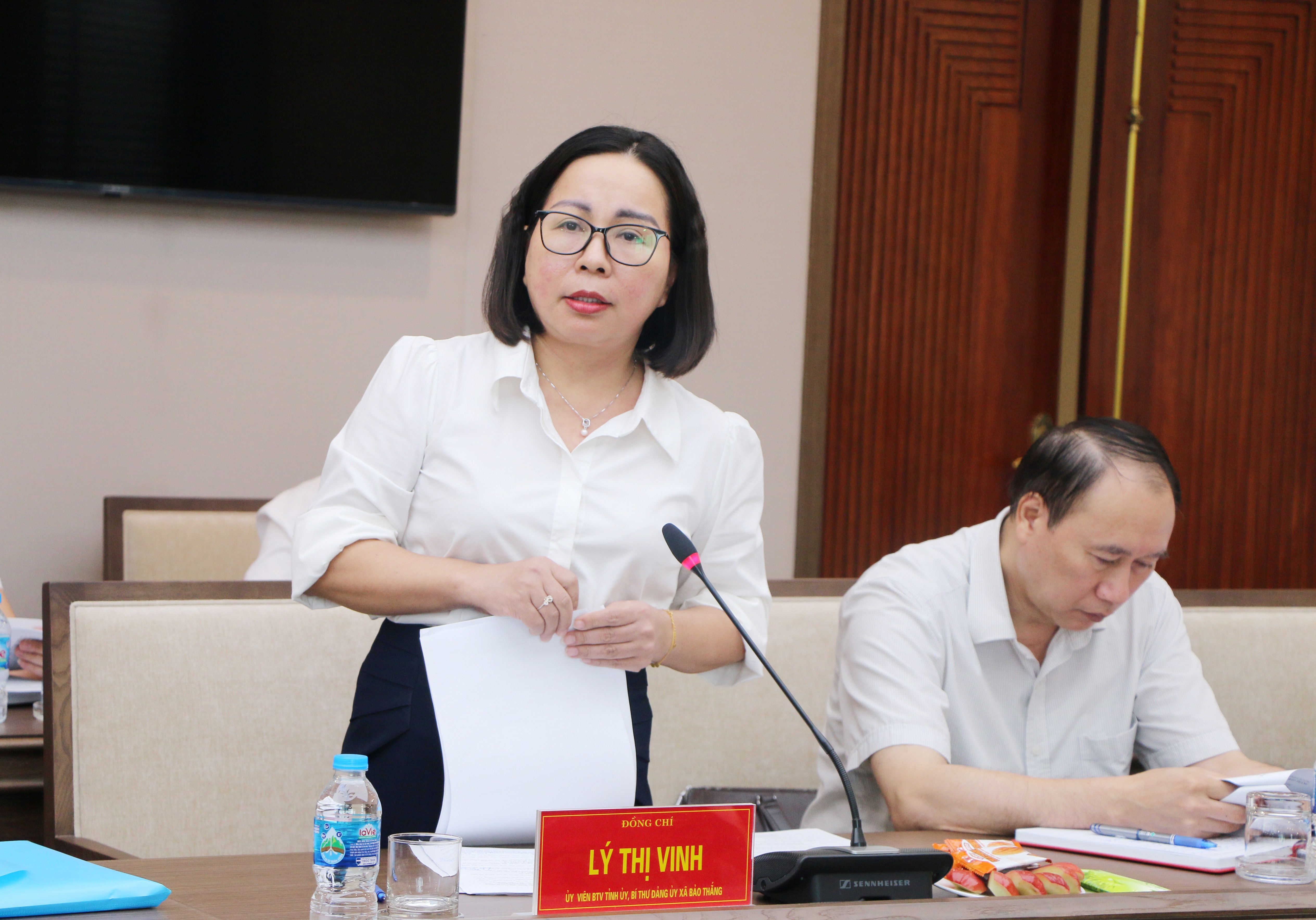 Đồng chí Lý Thị Vinh, Ủy viên Ban Thường vụ Tỉnh ủy, Bí thư Đảng ủy xã Bảo Thắng báo cáo tại hội nghị. img-0052-bt-bao-thang.jpg