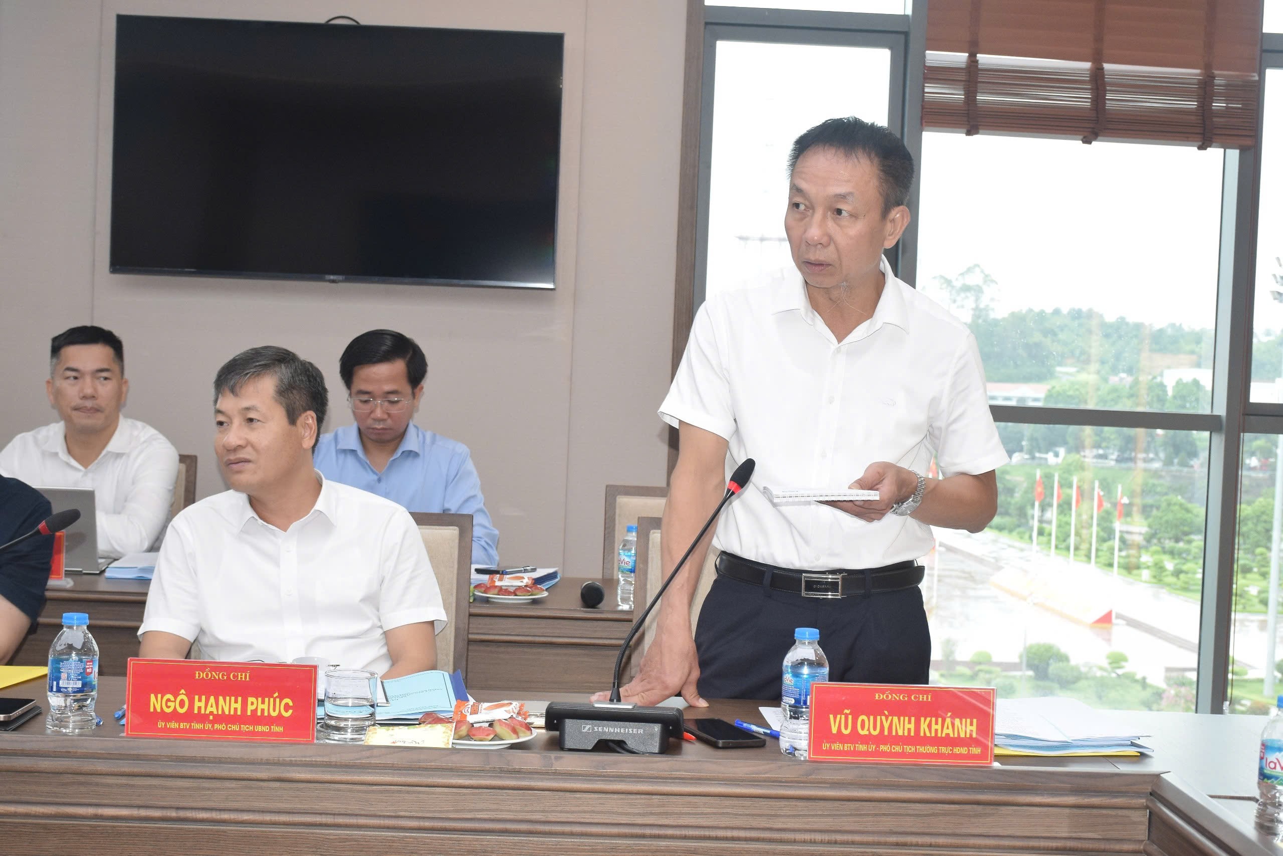 Đồng chí Vũ Quỳnh Khánh, Ủy viên Ban Thường vụ Tỉnh ủy, Phó Chủ tịch Thường trực HĐND tỉnh phát biểu tại hội nghị. img-9985.jpg