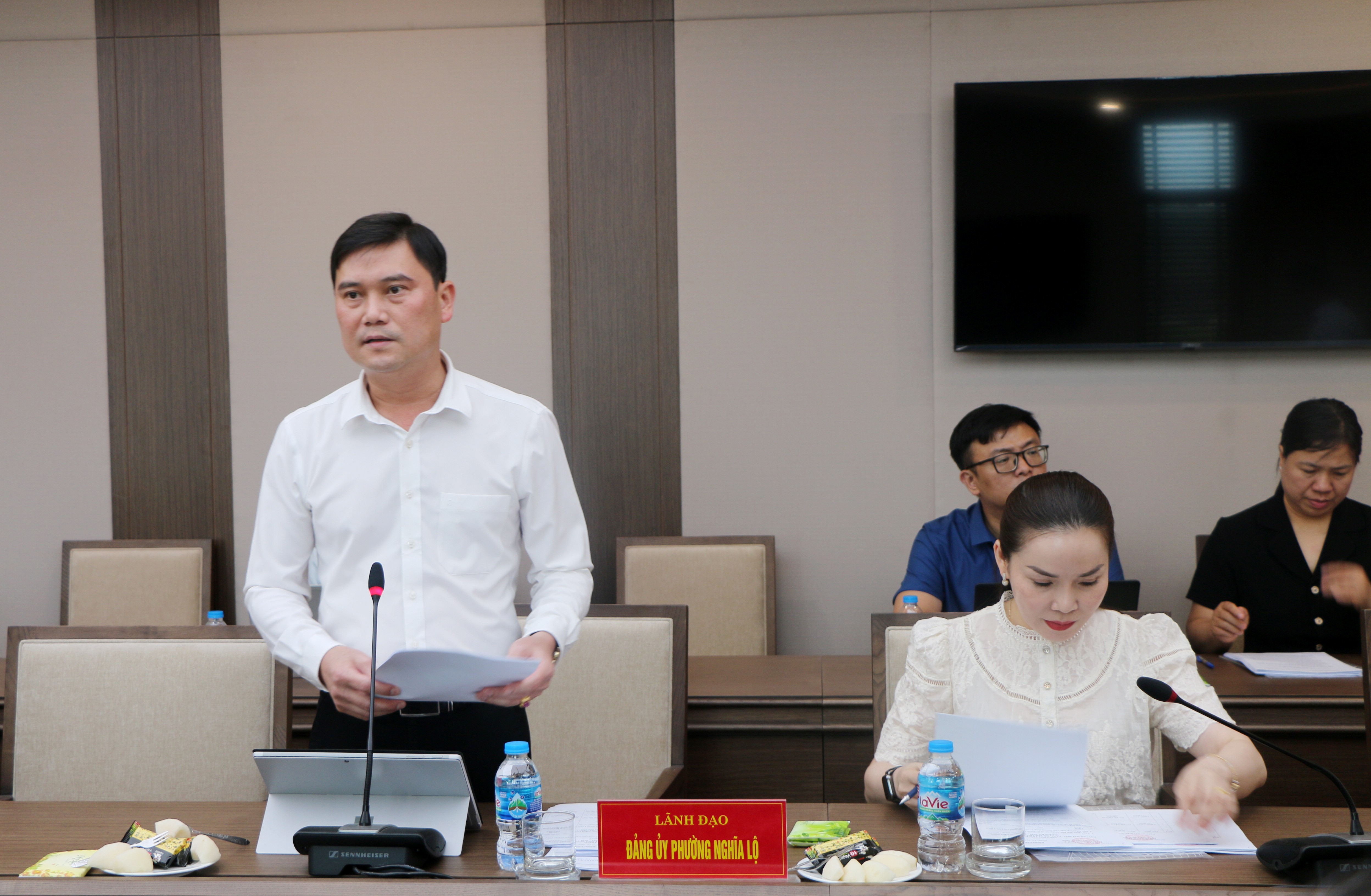 Thường trực Đảng ủy phường Nghĩa Lộ báo cáo tại hội nghị. img-0082.jpg