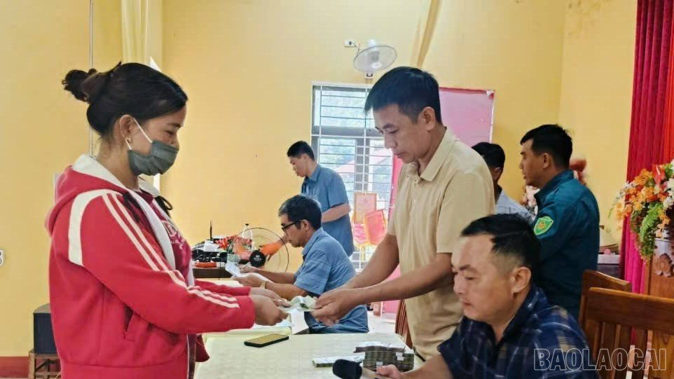 Người dân xã Phong Dụ Hạ nhận quà Tết Độc lập tại điểm chi trả ở các nhà văn hóa thôn. baolaocai-br_phong-du-ha-8620.jpg