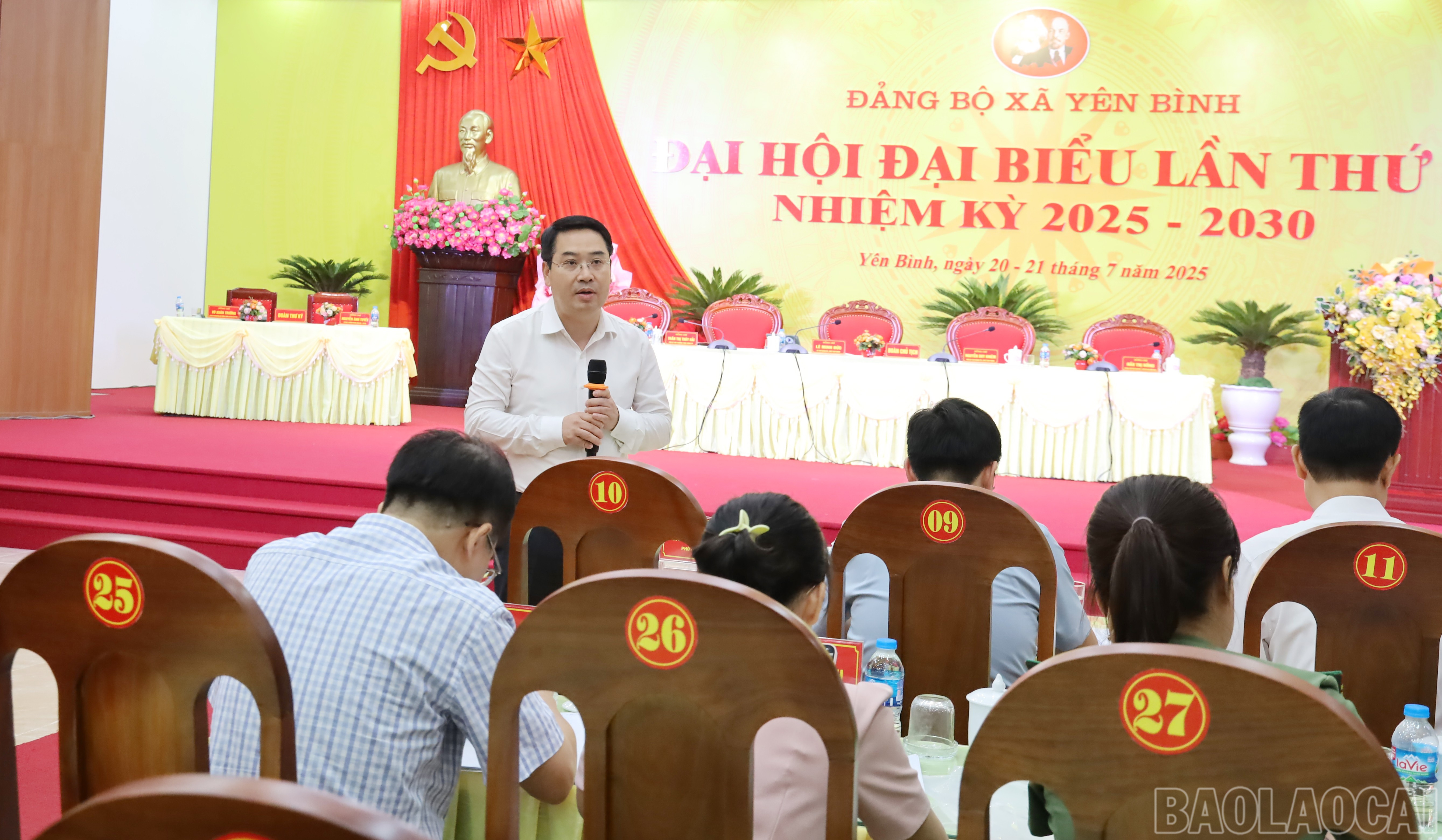 Đồng chí Nguyễn Tuấn Anh - Phó Bí thư Tỉnh ủy, Tổ trưởng Tổ công tác của Ban Thường vụ Tỉnh ủy chỉ đạo Đại hội điểm Đảng bộ xã Yên Bình phát biểu tại Lễ tổng duyệt. baolaocai-br_img-9399-197.jpg