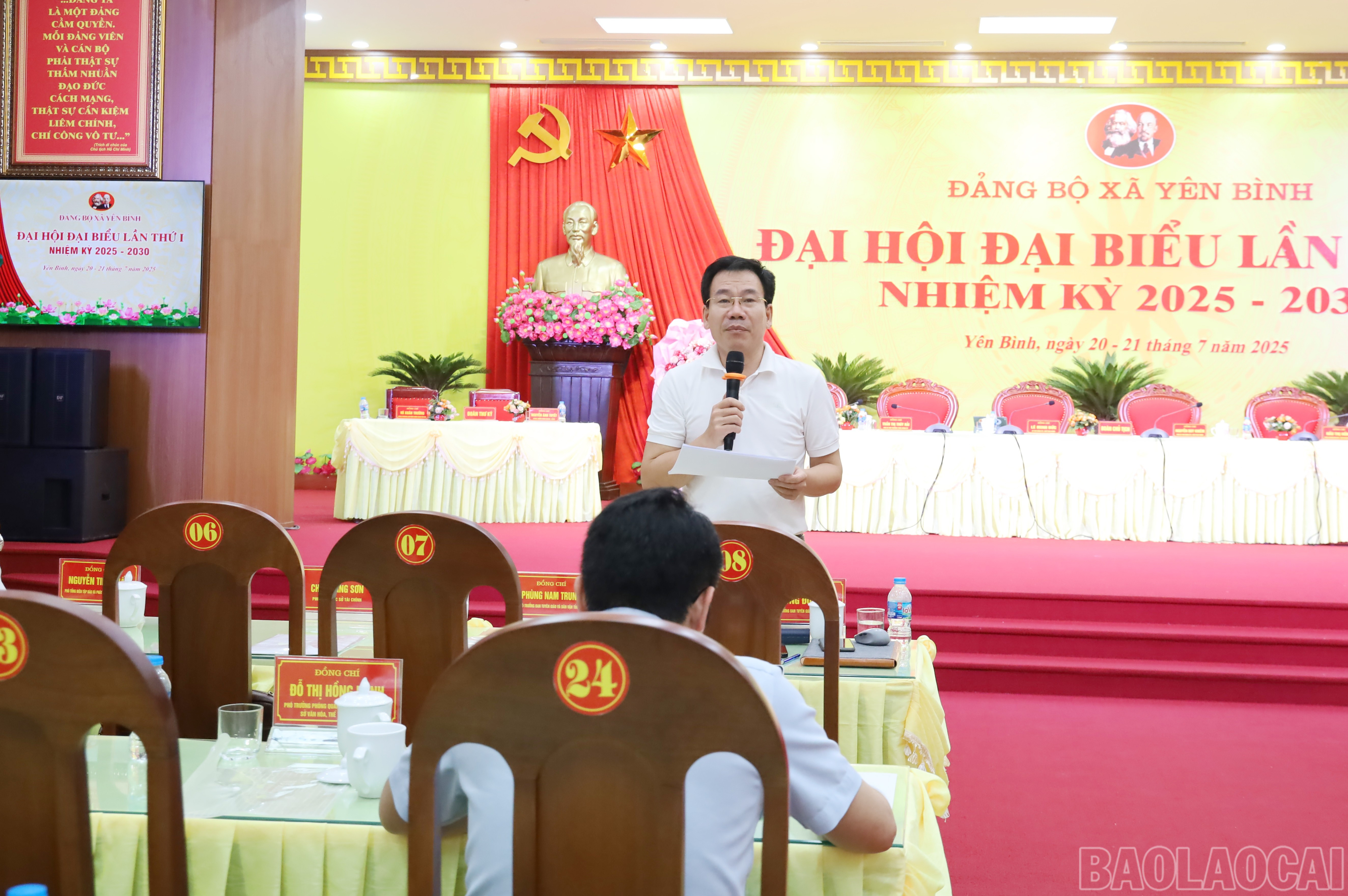Đồng chí Dương Đức Huy - Ủy viên Ban Thường vụ, Trưởng Ban Tuyên giáo và Dân vận Tỉnh ủy phát biểu ý kiến tại Lễ tổng duyệt. baolaocai-br_img-9395.jpg