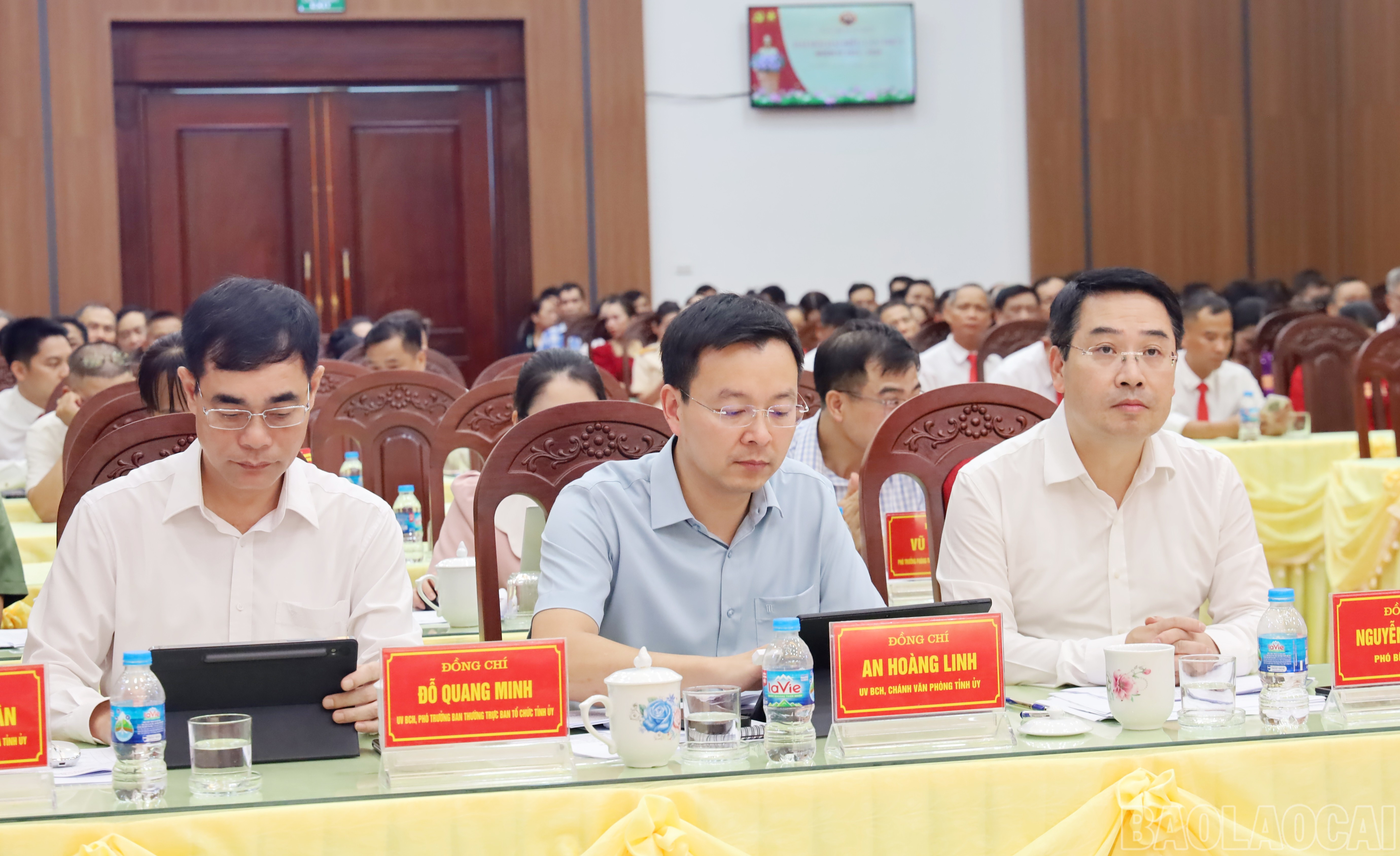 Các đồng chí trong Tổ công tác của Ban Thường vụ Tỉnh ủy chỉ đạo Đại hội điểm Đảng bộ xã Yên Bình tham dự Lễ tổng duyệt baolaocai-br_img-9358-dai-bieu.jpg